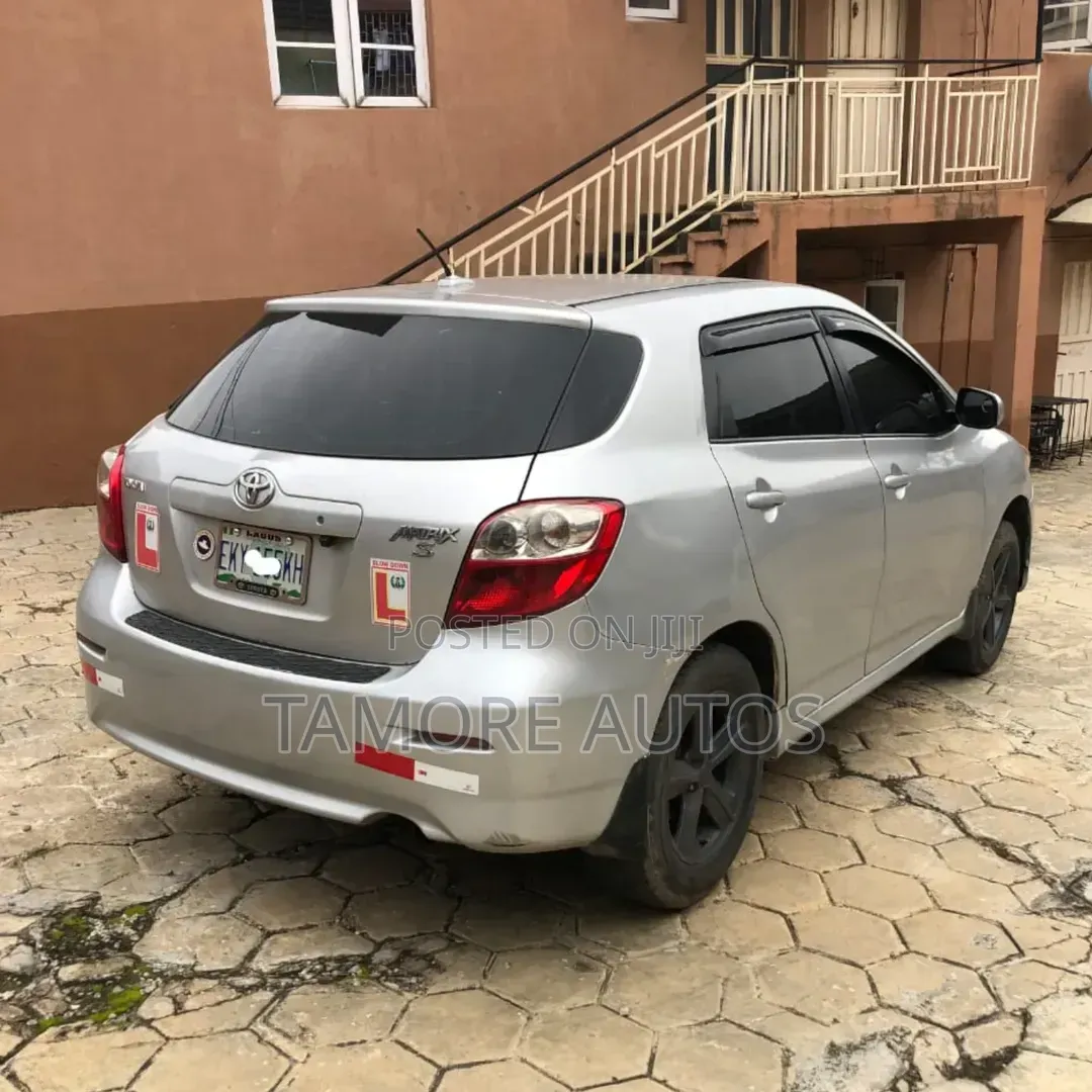 Toyota Matrix S Hatchback FWD (2.4L 4cyl 5A) 2010 Silver