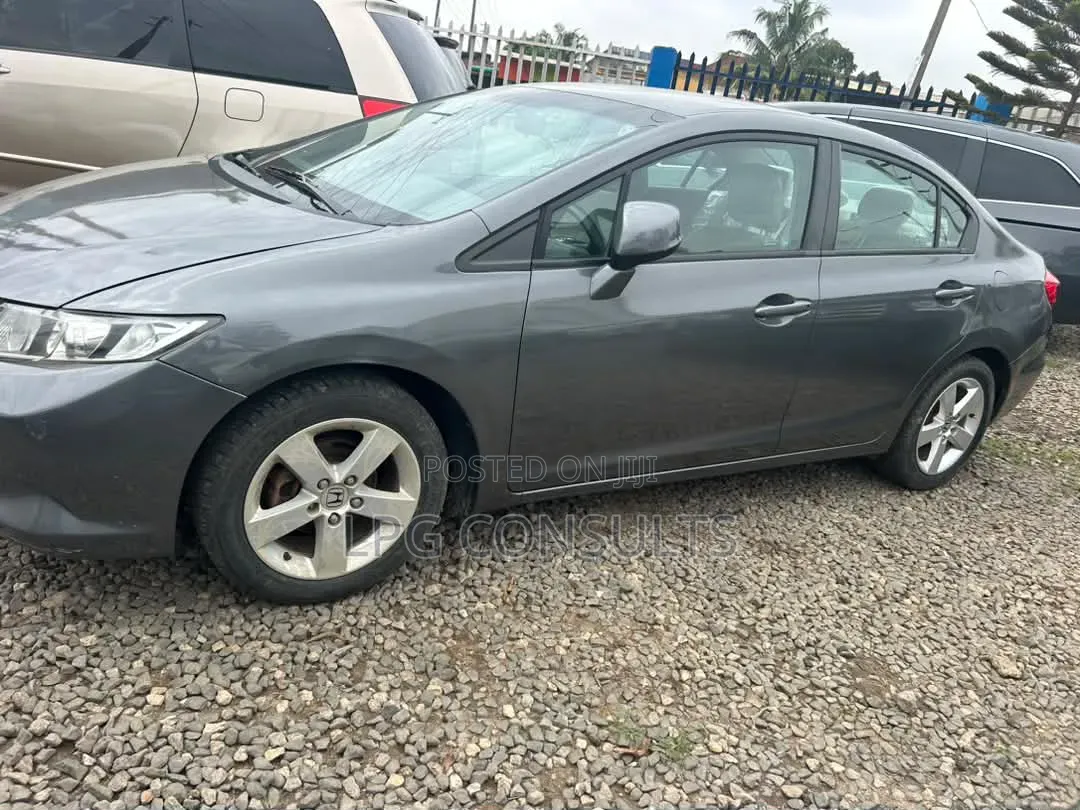 Honda Civic 1.8 5 Door Automatic 2011 Gray