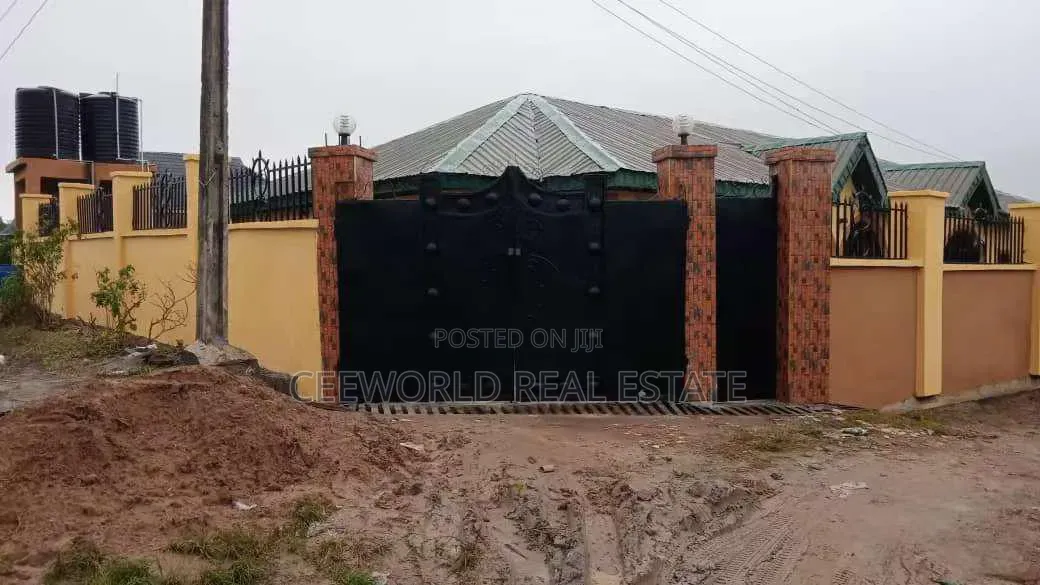 3bdrm Block of Flats in Abike Bustop,, Akobo for sale