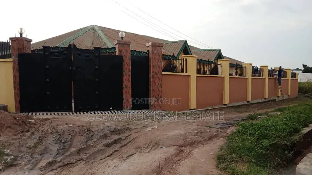 3bdrm Block of Flats in Abike Bustop,, Akobo for sale