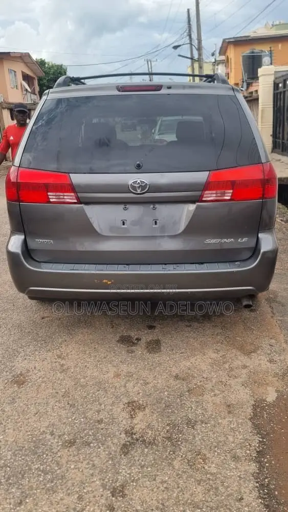 Toyota Sienna LE FWD (3.3L V6 5A) 2004 Gray