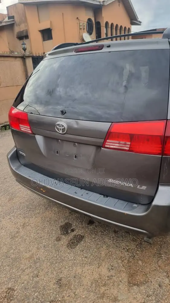 Toyota Sienna LE FWD (3.3L V6 5A) 2004 Gray