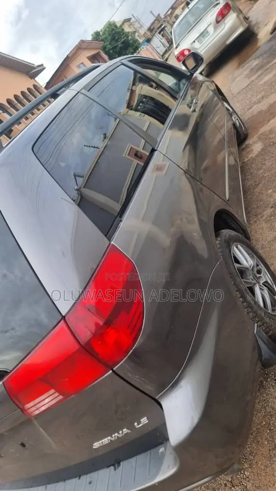 Toyota Sienna LE FWD (3.3L V6 5A) 2004 Gray