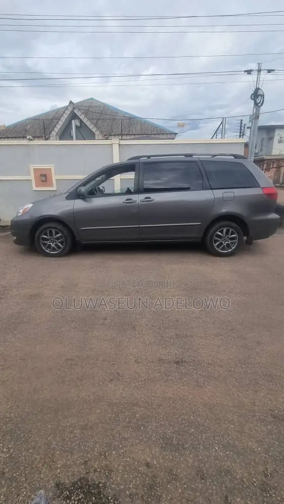 Toyota Sienna LE FWD (3.3L V6 5A) 2004 Gray