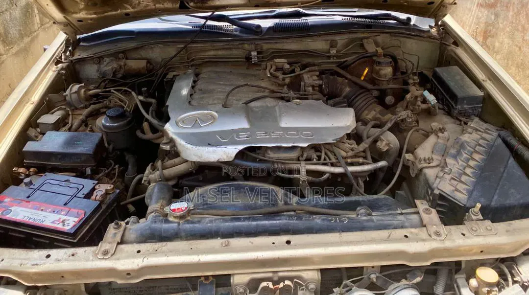 Infiniti QX4 2000 Gold