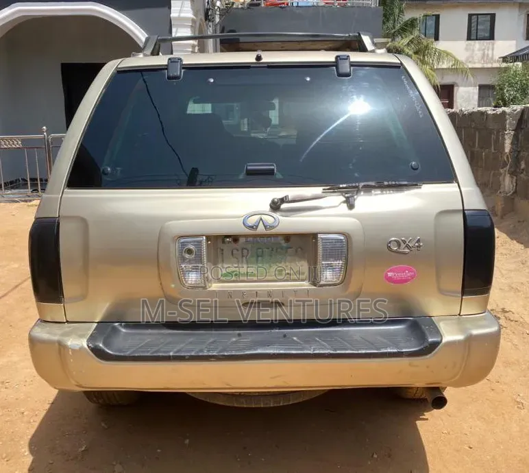 Infiniti QX4 2000 Gold
