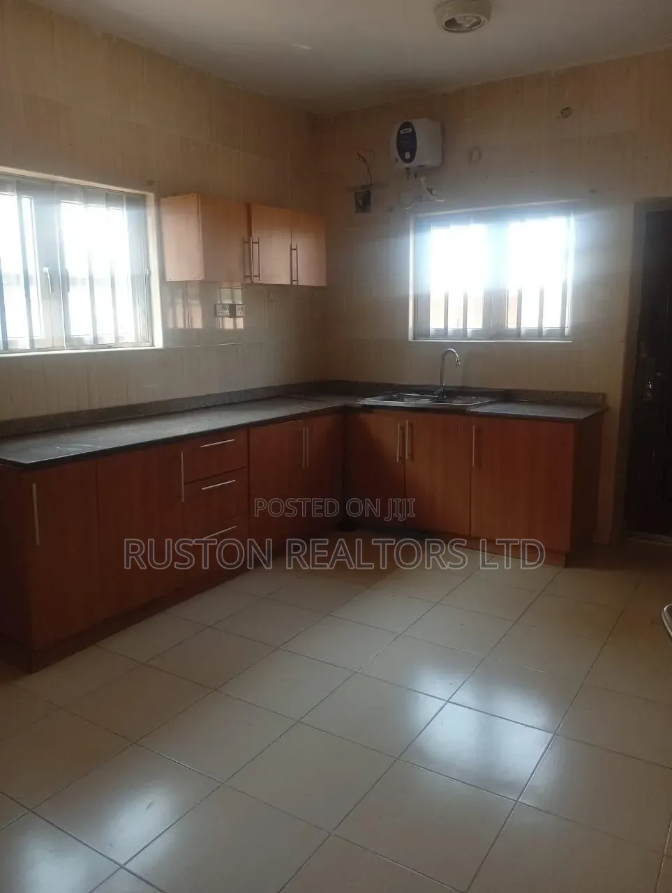 8bdrm Duplex in Iyanganku for rent