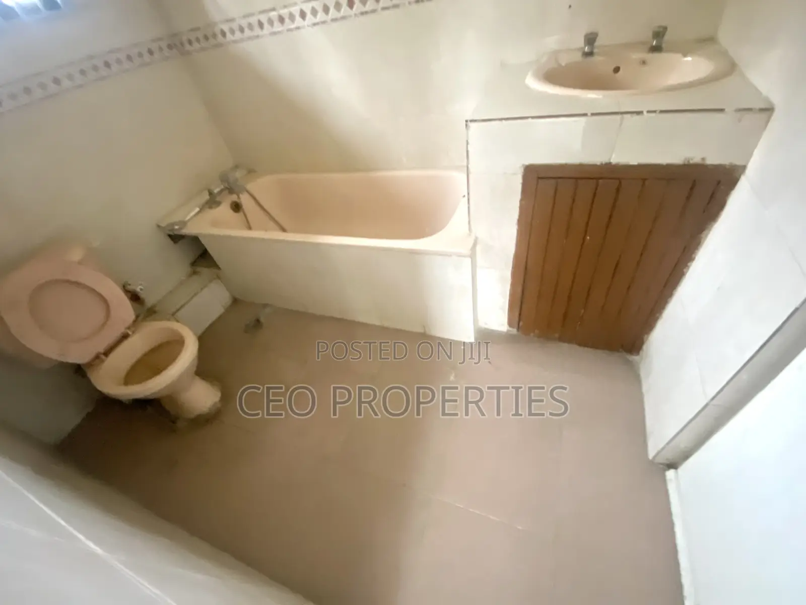 2bdrm Block of Flats in Estate/Ado Road for rent