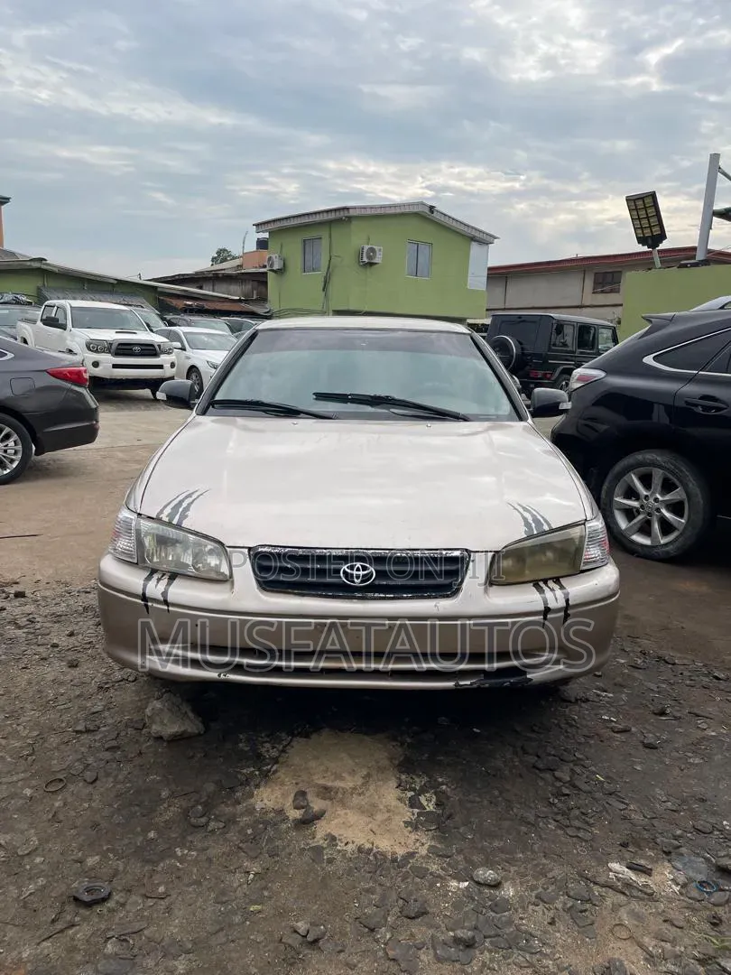 Toyota Camry CE 4dr Sedan (2.2L 4cyl 4A) 2000 Gold