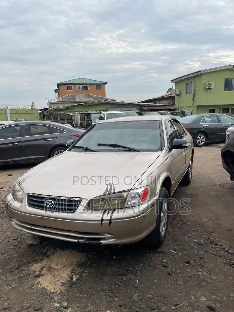 Toyota Camry CE 4dr Sedan (2.2L 4cyl 4A) 2000 Gold