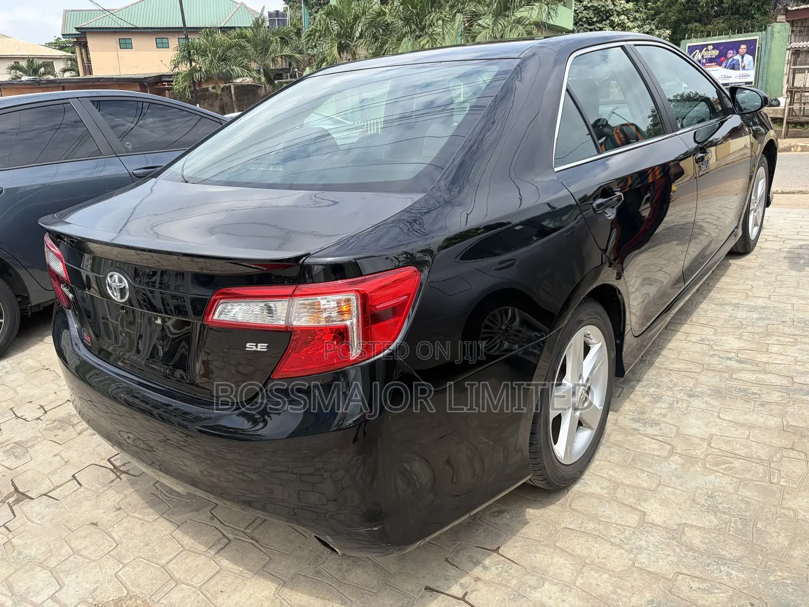 Toyota Camry SE 4dr Sedan (2.5L 4cyl 6A) 2012
