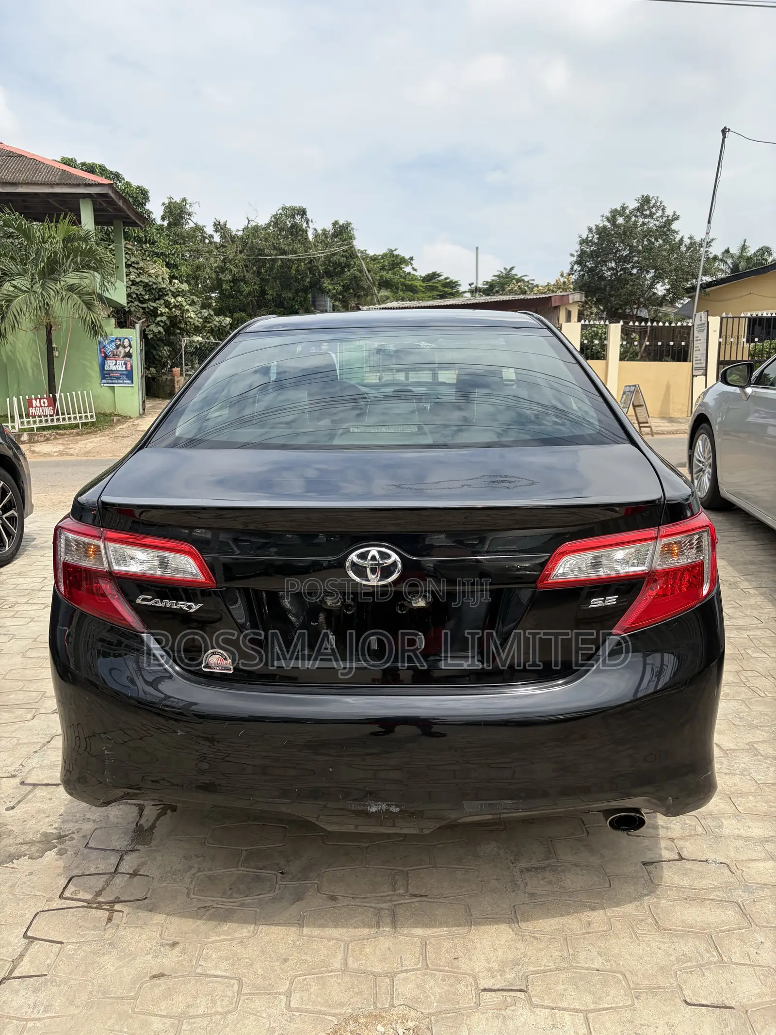 Toyota Camry SE 4dr Sedan (2.5L 4cyl 6A) 2012