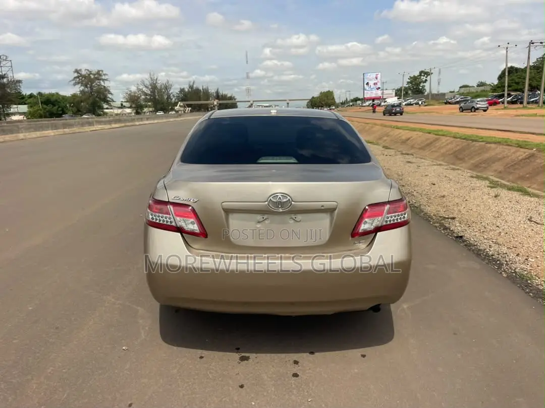 Toyota Camry LE 4dr Sedan (2.5L 4cyl 6AM) 2010 Green