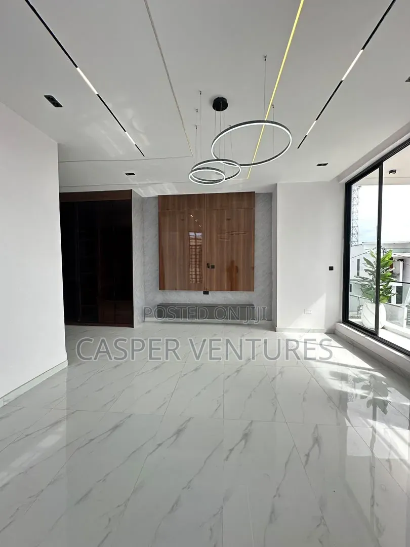 5bdrm Duplex in Villa, Ikota for sale