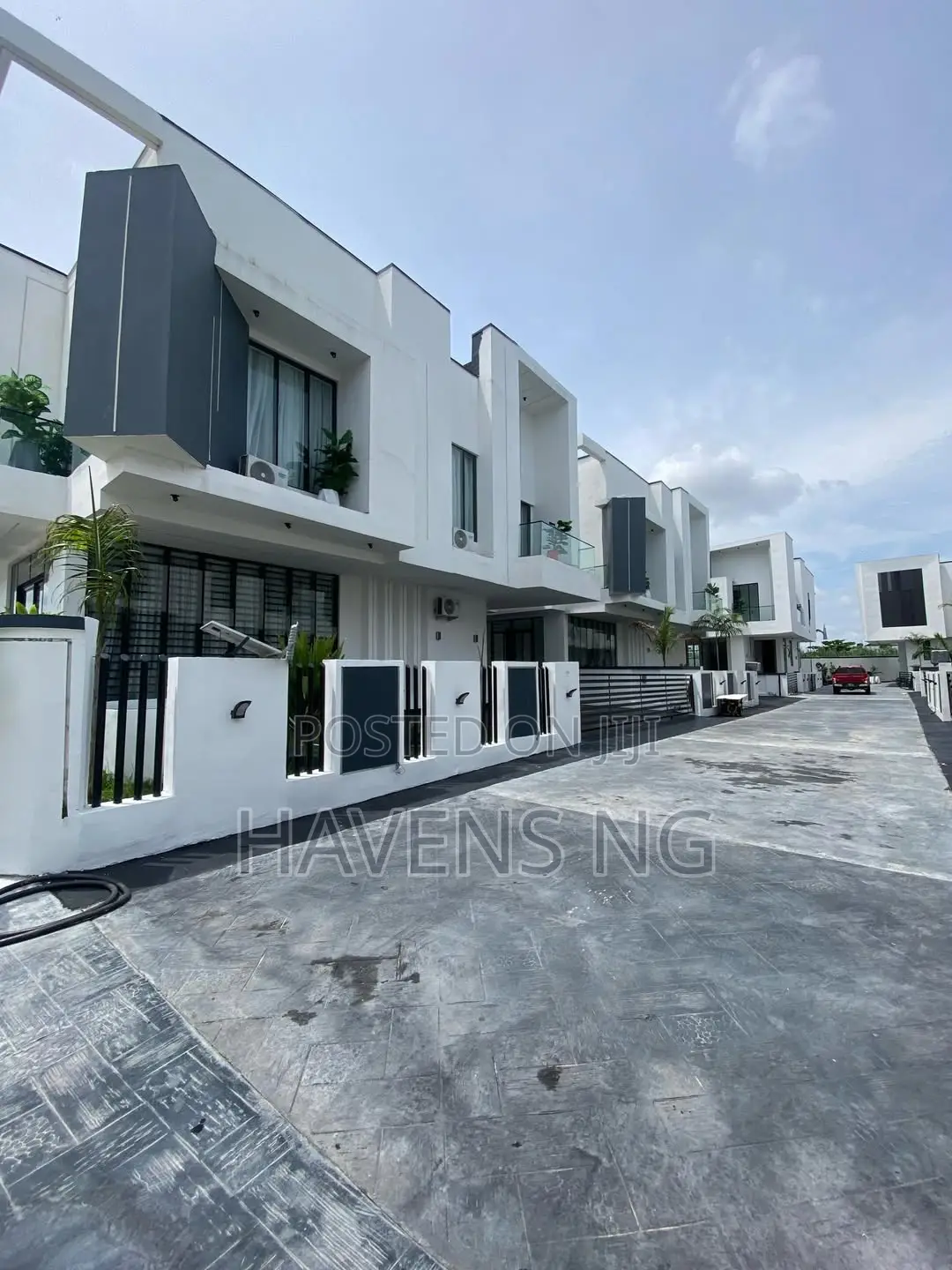 5bdrm Duplex in Chevron for sale