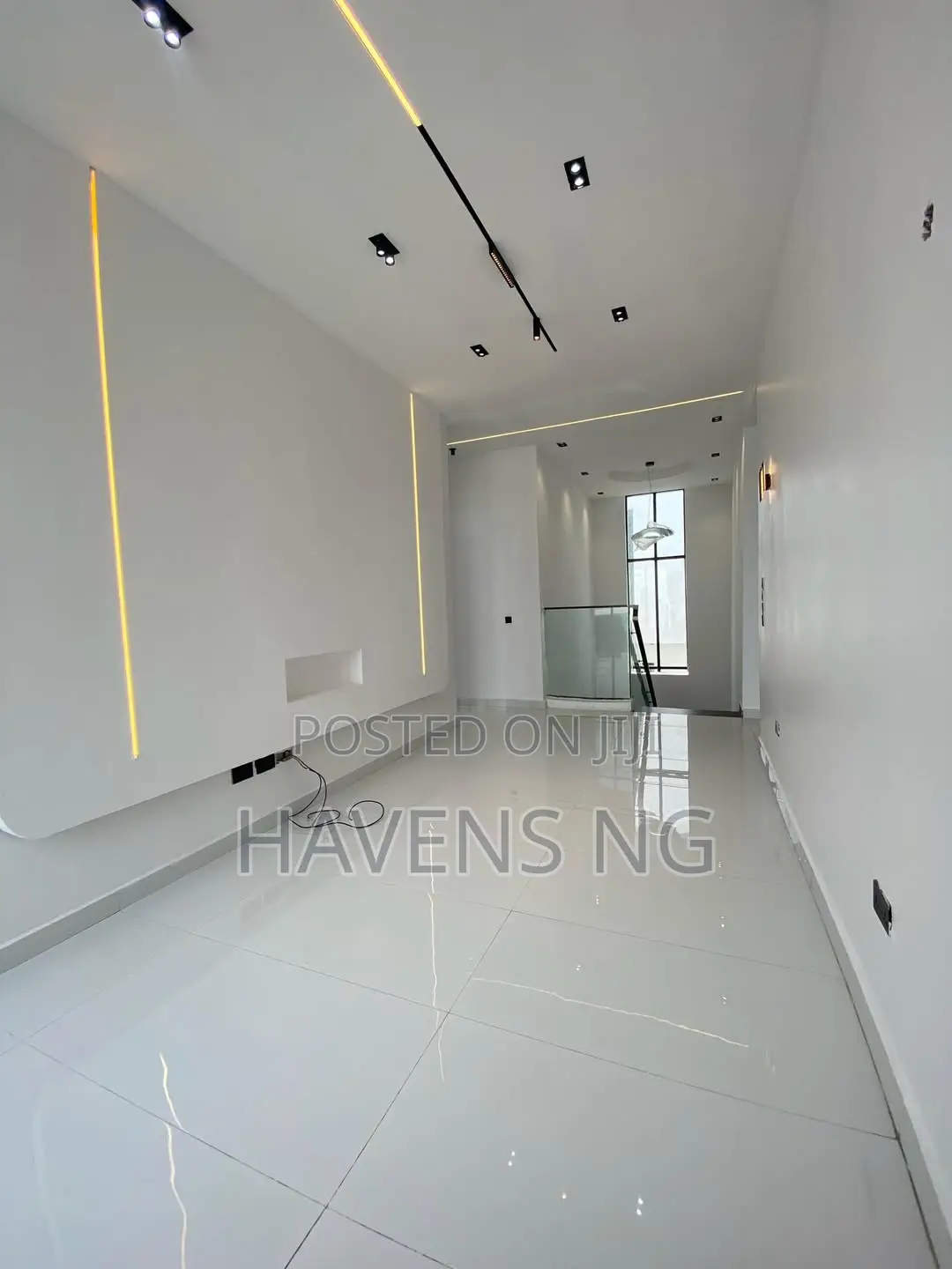 5bdrm Duplex in Chevron for sale
