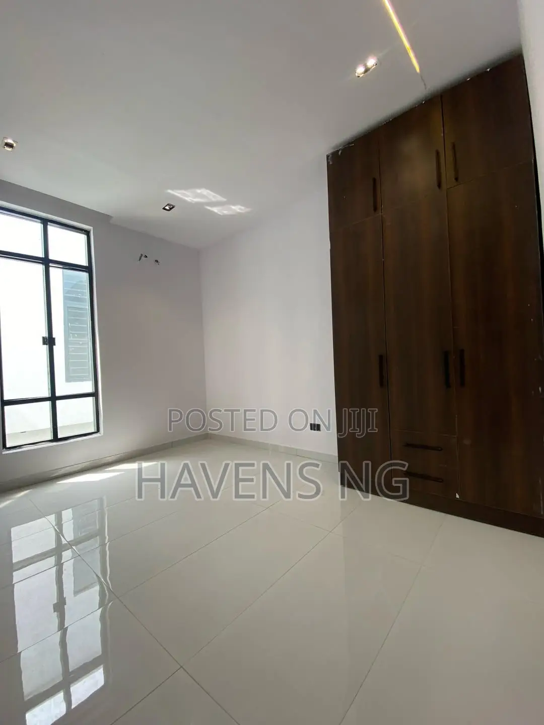 5bdrm Duplex in Chevron for sale