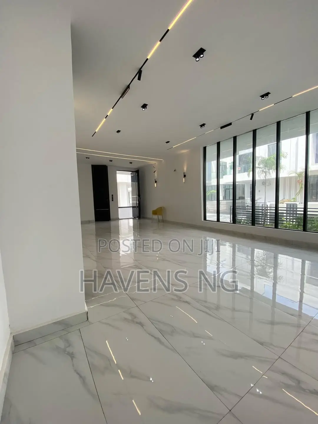 5bdrm Duplex in Chevron for sale