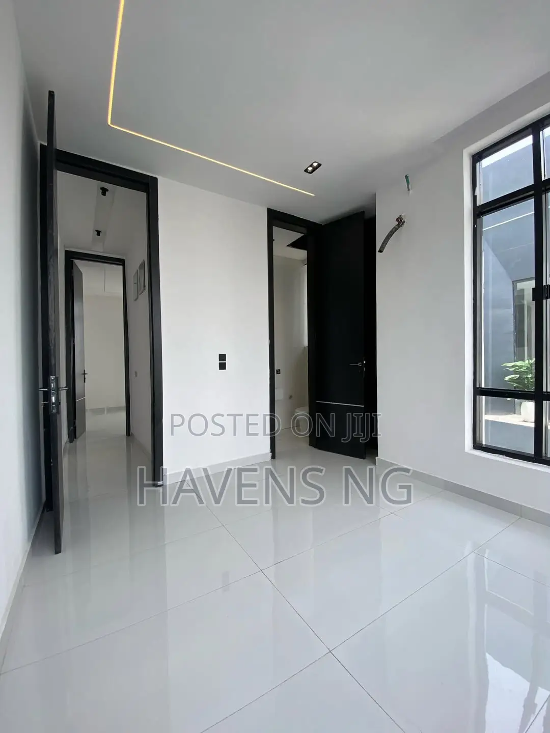 5bdrm Duplex in Chevron for sale