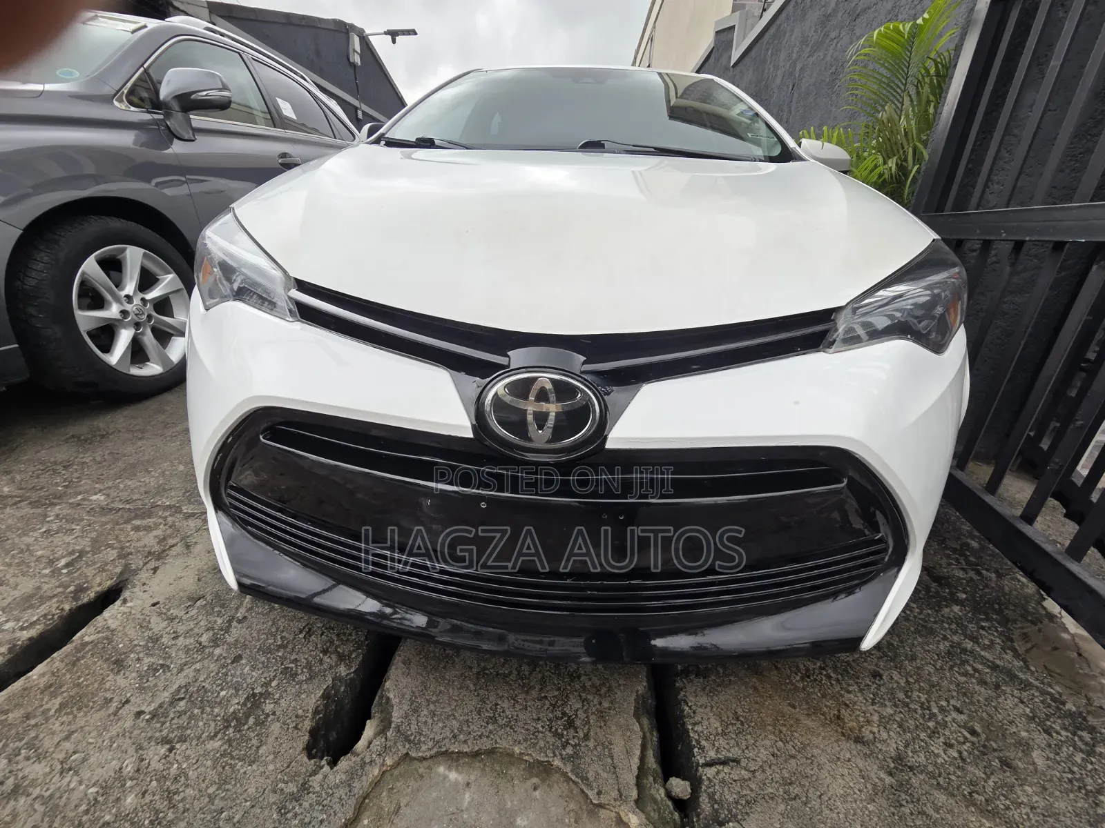 Toyota Corolla LE Eco (1.8L 4cyl 2A) 2018 White