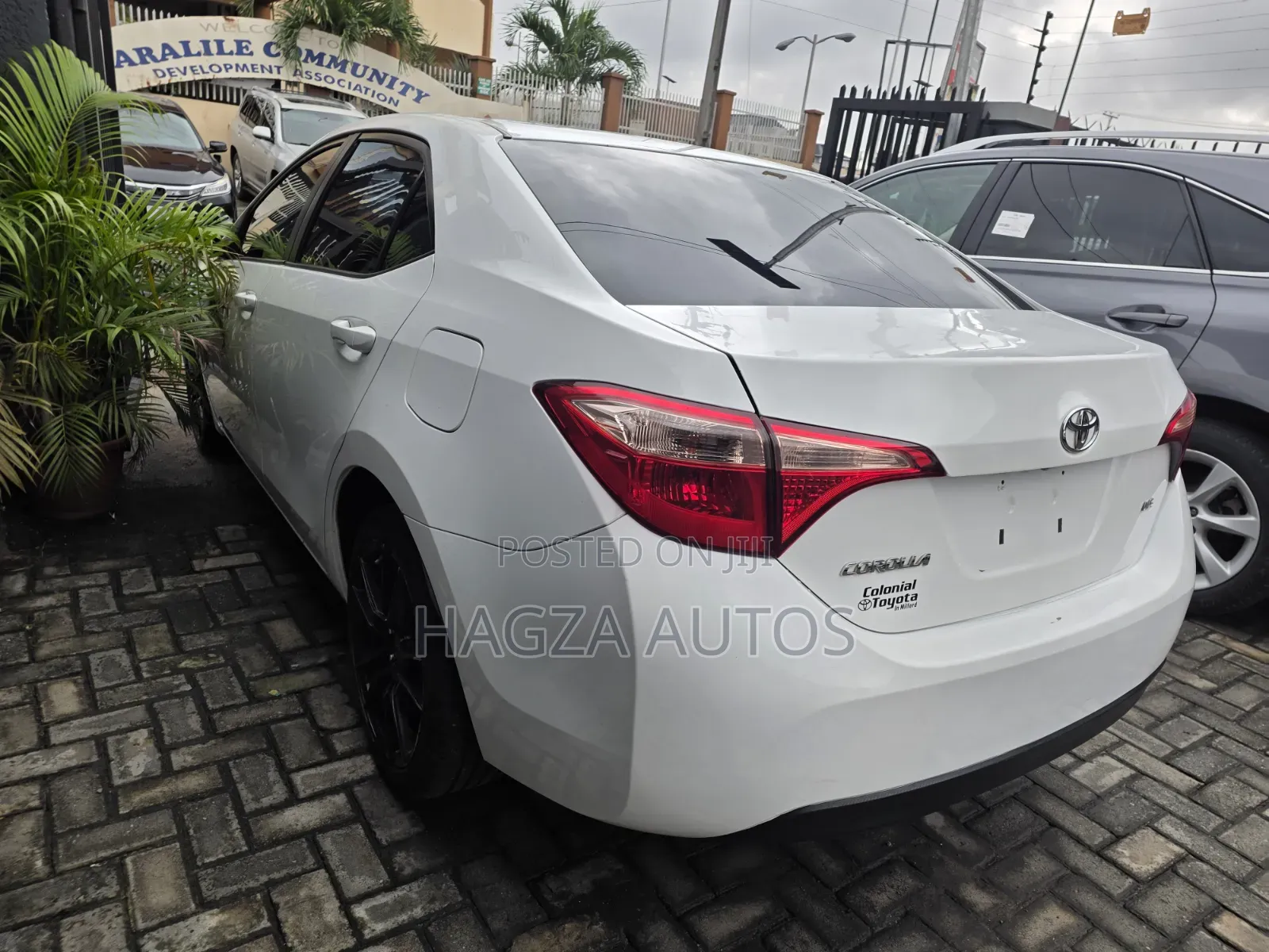 Toyota Corolla LE Eco (1.8L 4cyl 2A) 2018 White
