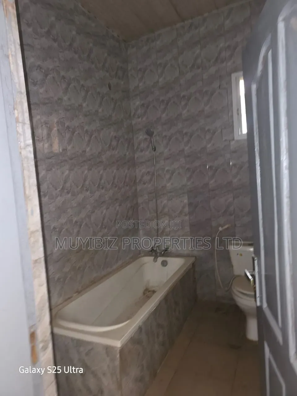 3bdrm Apartment in Oluyole for rent