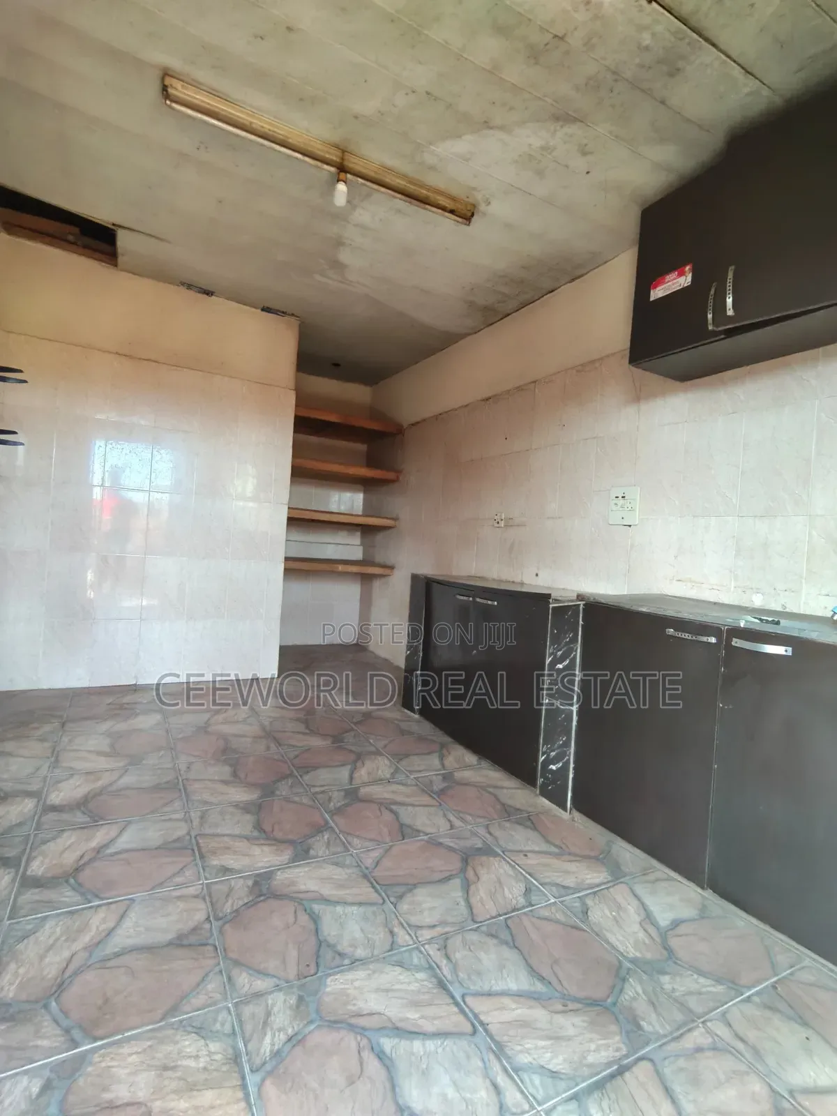 3bdrm Apartment in Olakunle Akala for rent
