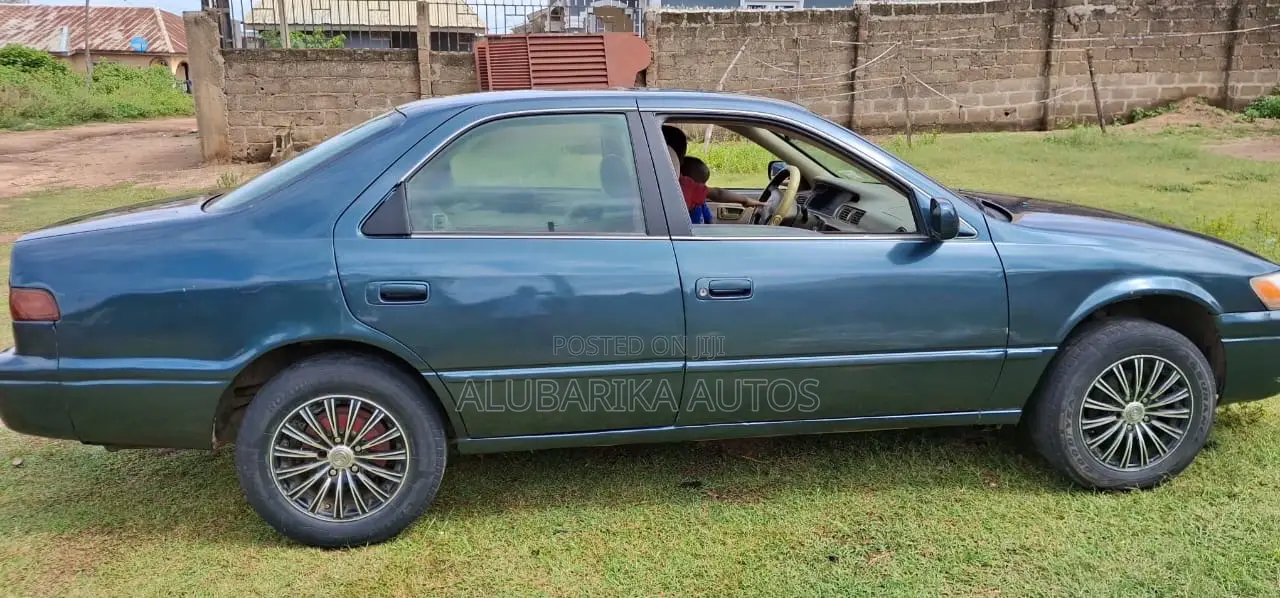 Toyota Camry 2000 Blue