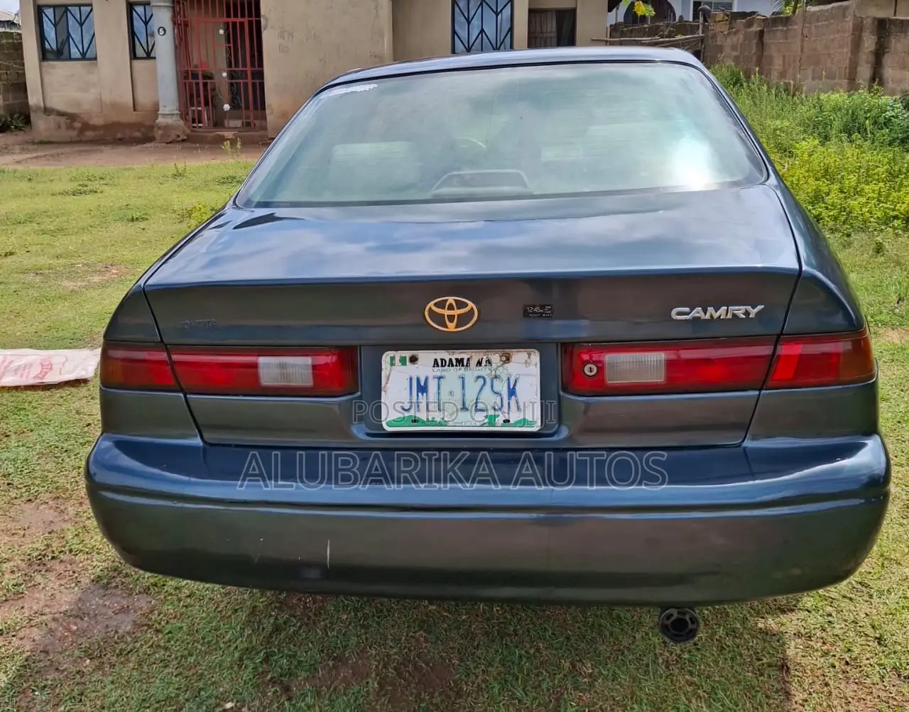 Toyota Camry 2000 Blue