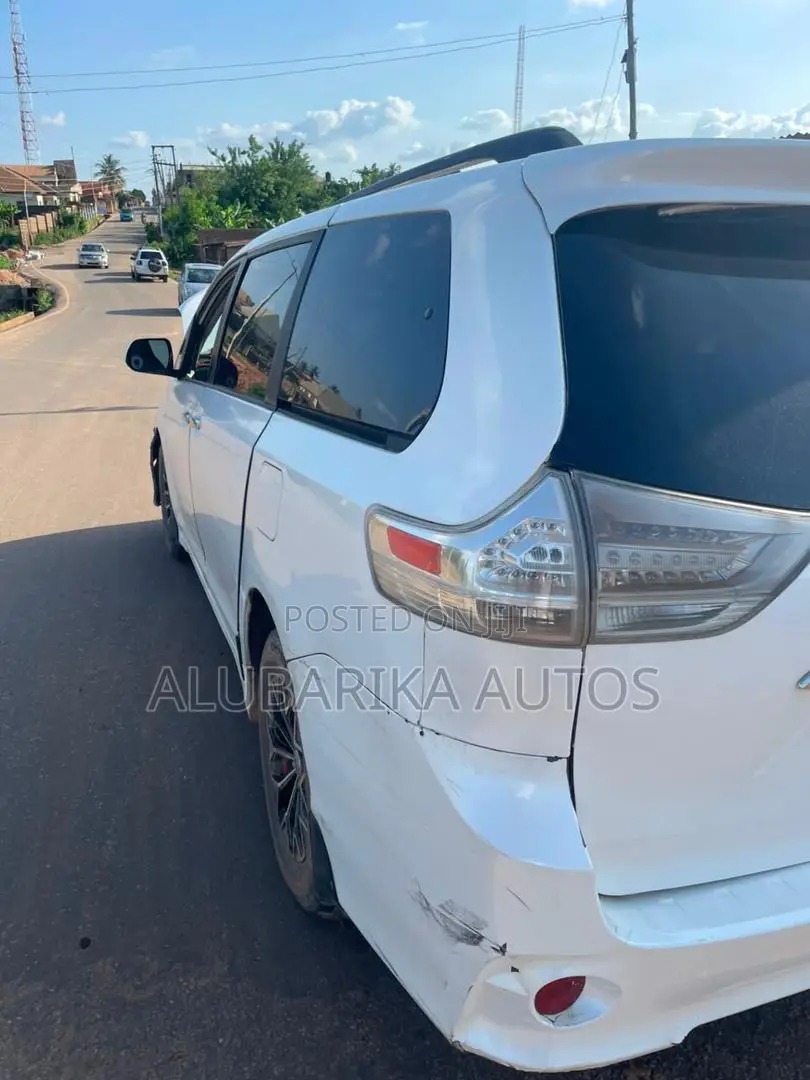 Toyota Sienna 2013 White