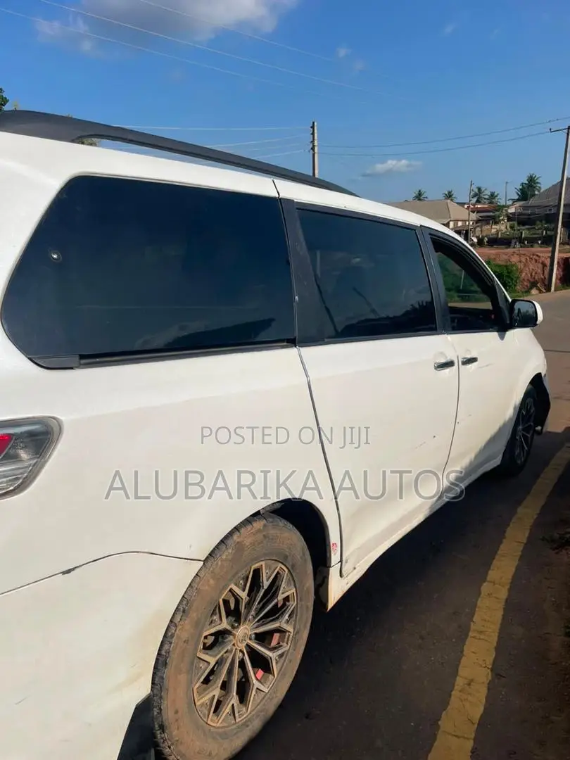 Toyota Sienna 2013 White