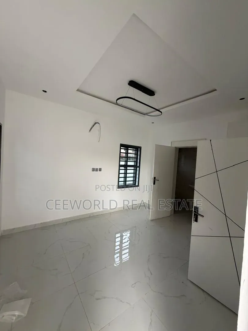 5bdrm Duplex in Oluyole Main Estate for sale