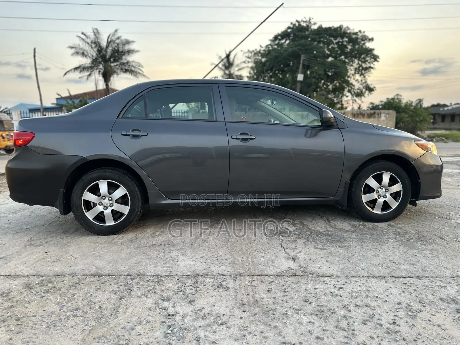 Toyota Corolla LE Special Edition 4dr Sedan (1.8L 4cyl 4A) 2013 Gray