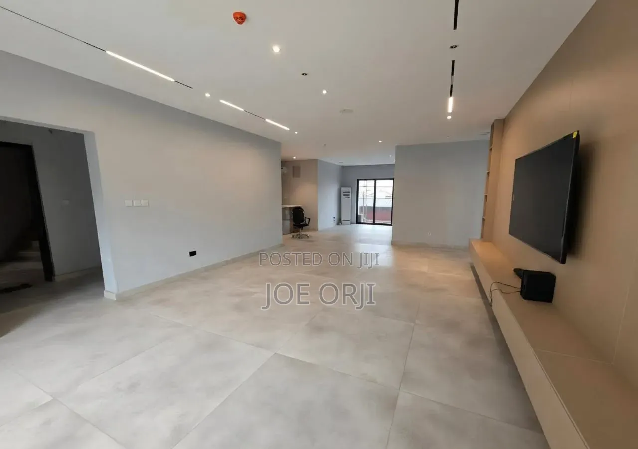 Furnished 3bdrm Apartment in Lekki Phase 1 for sale