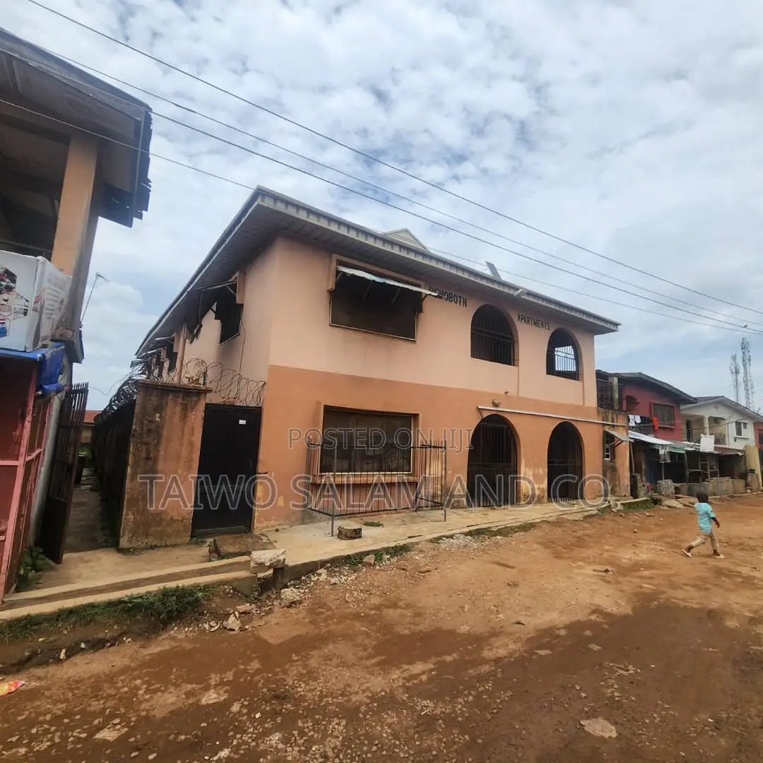 20bdrm Apartment in Agbowo for sale