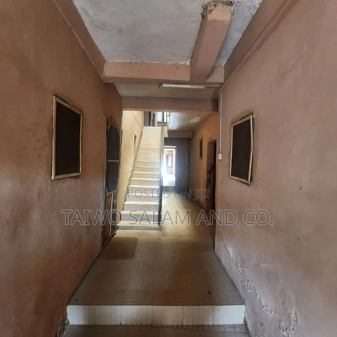 20bdrm Apartment in Agbowo for sale