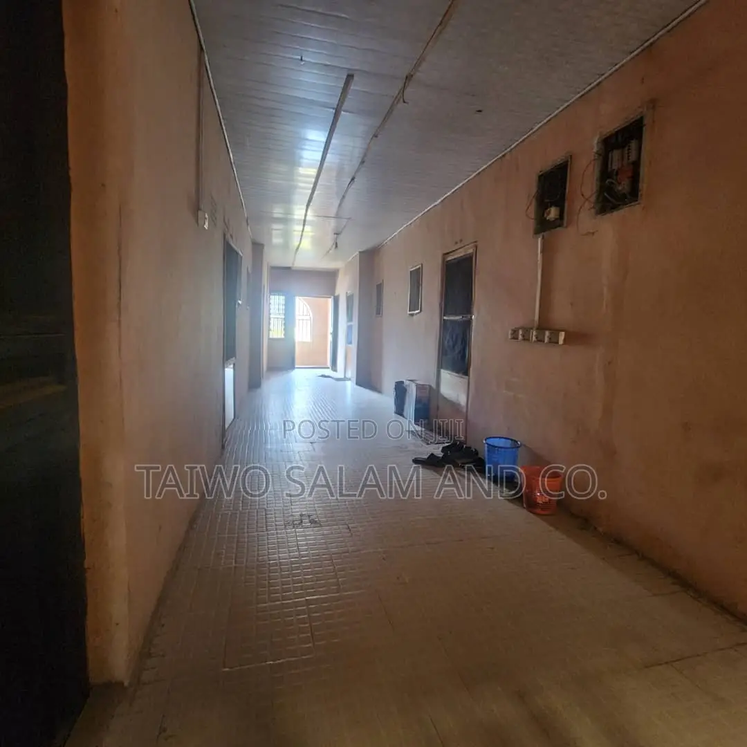 20bdrm Apartment in Agbowo for sale