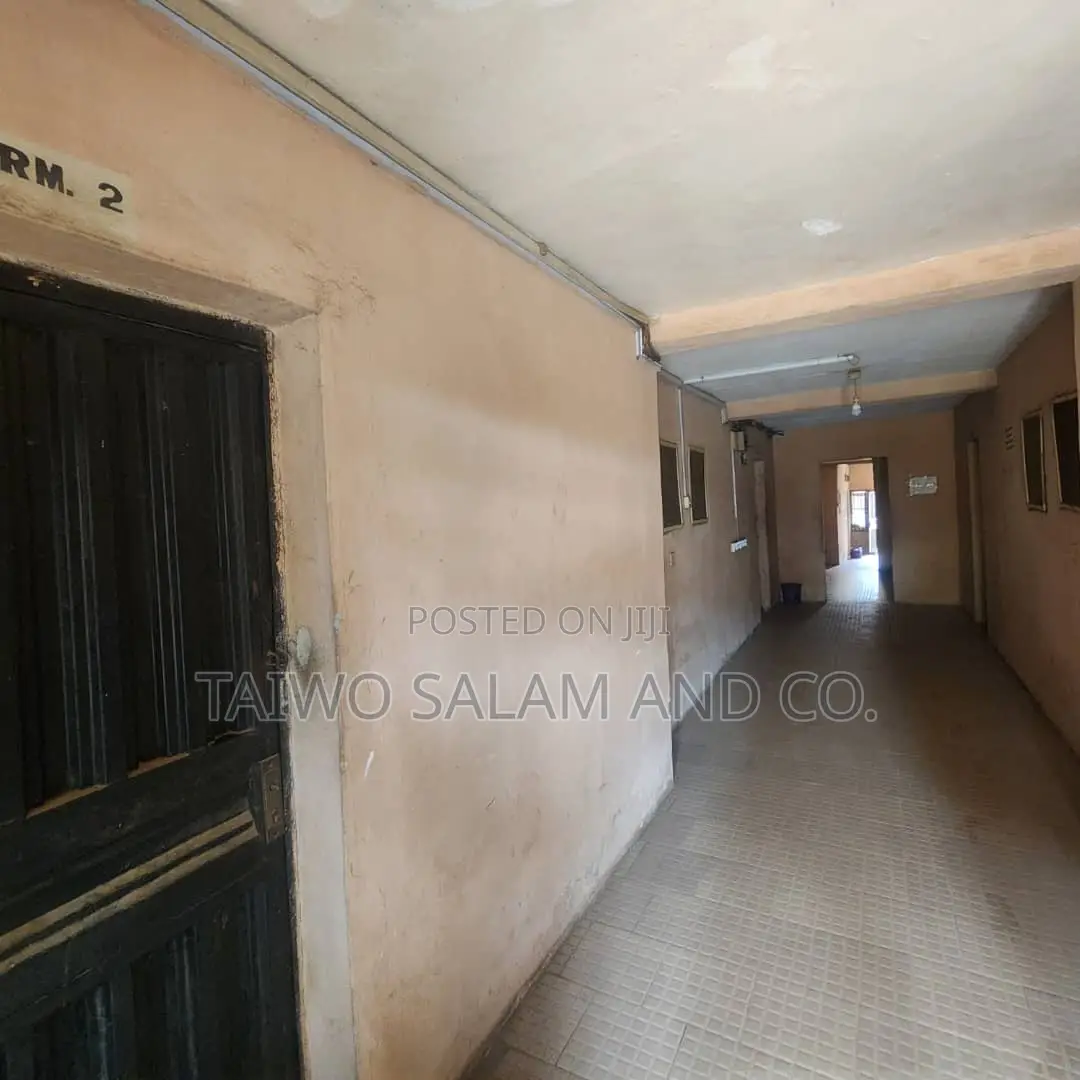 20bdrm Apartment in Agbowo for sale