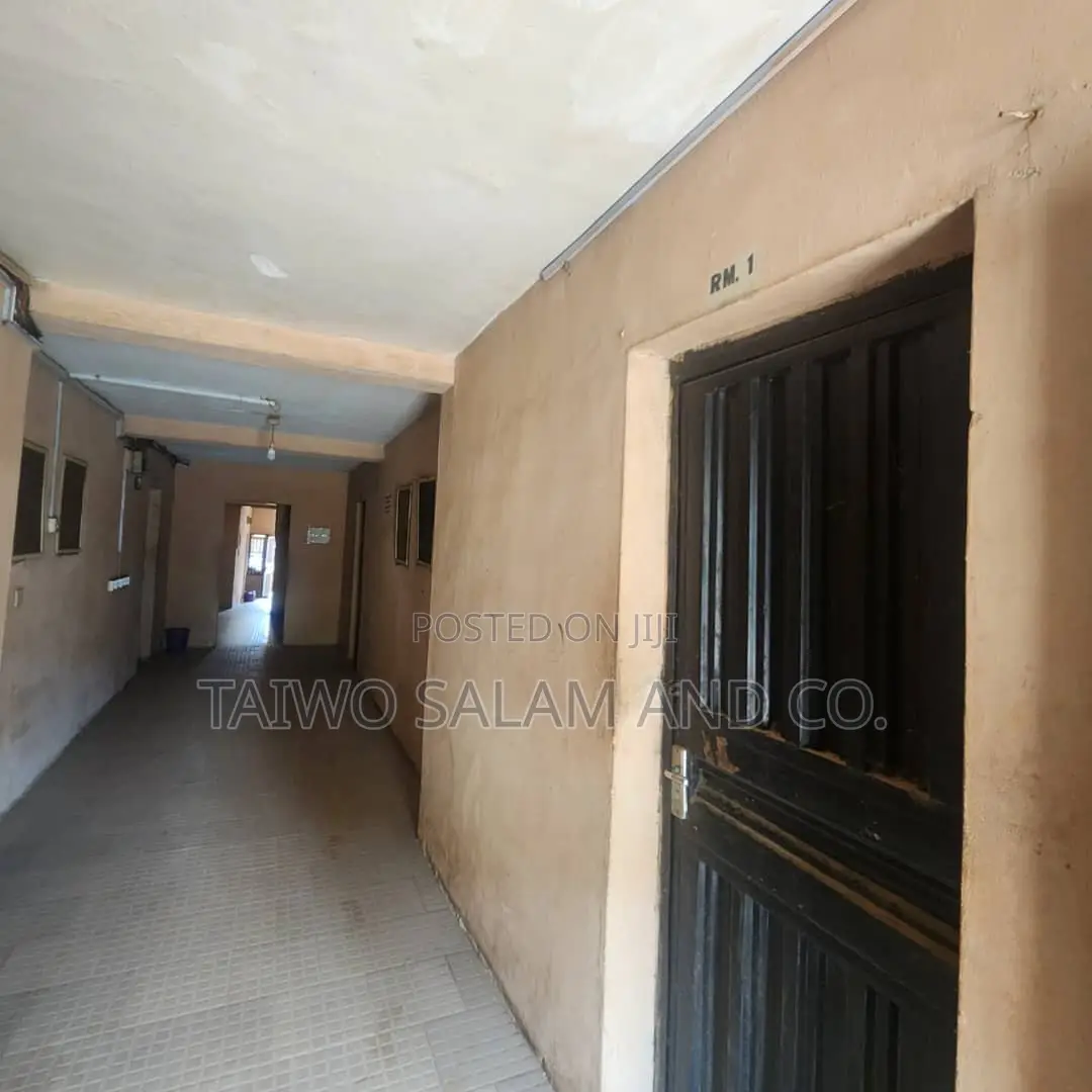 20bdrm Apartment in Agbowo for sale