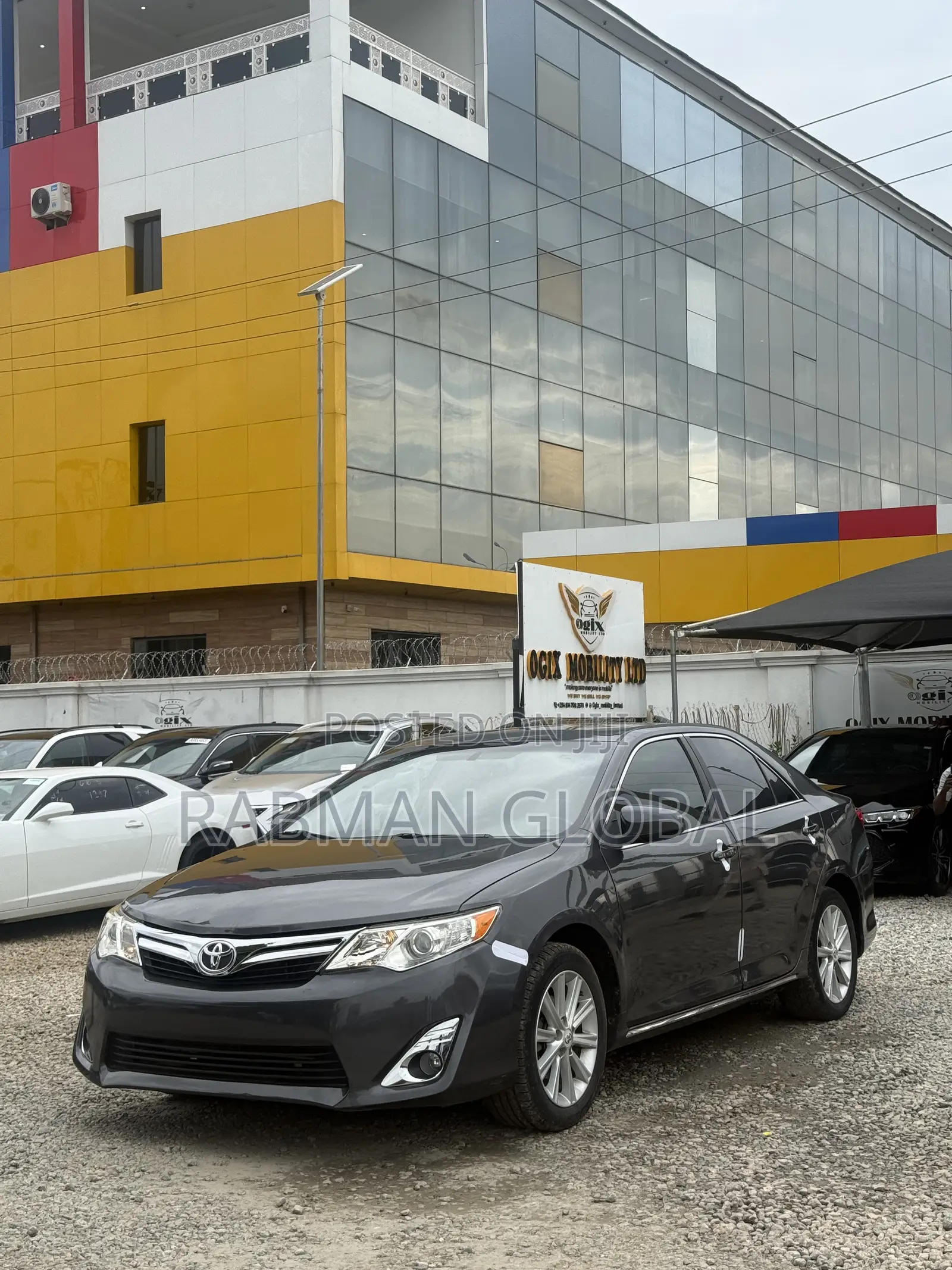 Toyota Camry XLE V6 4dr Sedan (3.5L 6cyl 6A) 2013 Gray