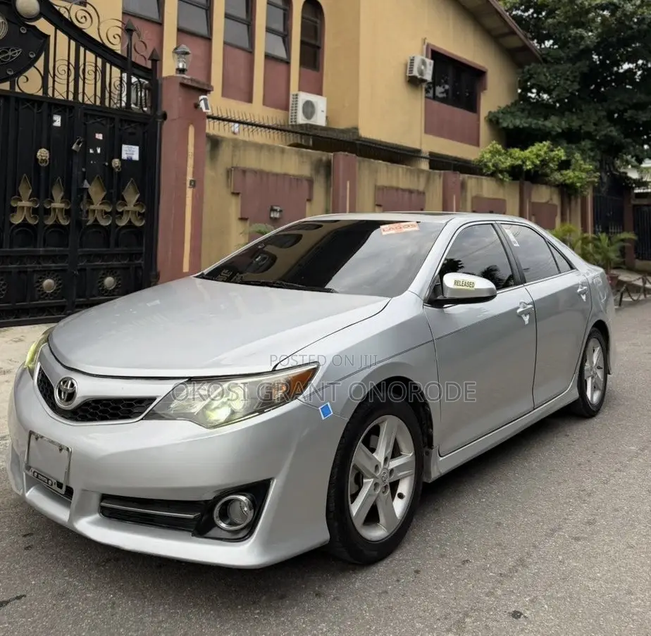 Toyota Camry SE 4dr Sedan (2.5L 4cyl 6A) 2013 Silver