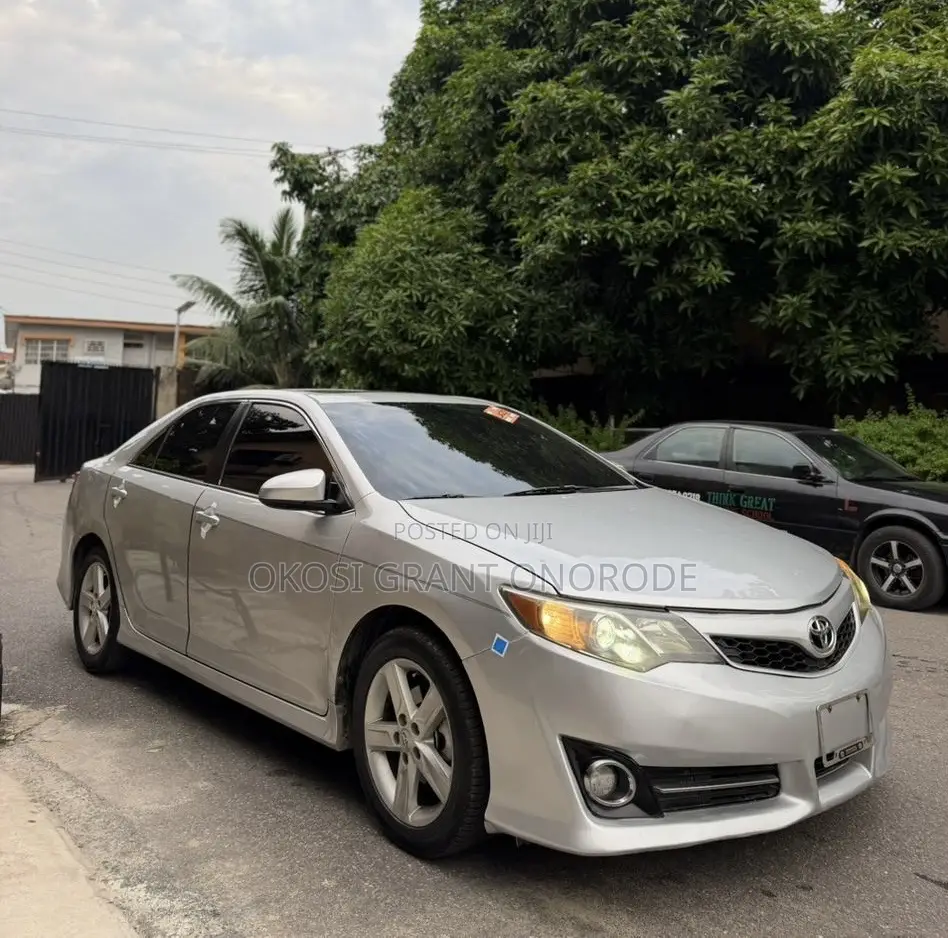 Toyota Camry SE 4dr Sedan (2.5L 4cyl 6A) 2013 Silver
