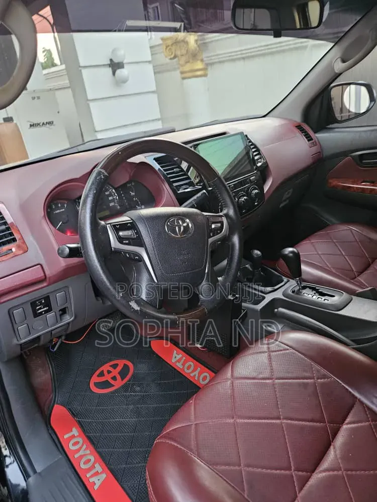 Toyota Hilux 2022 Black