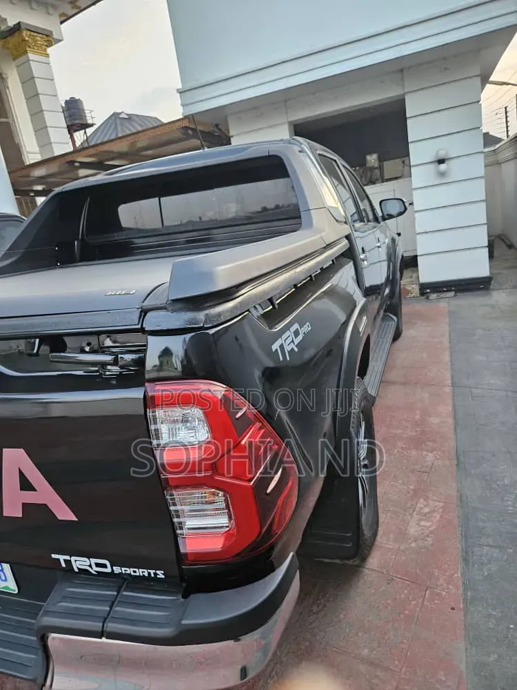 Toyota Hilux 2022 Black