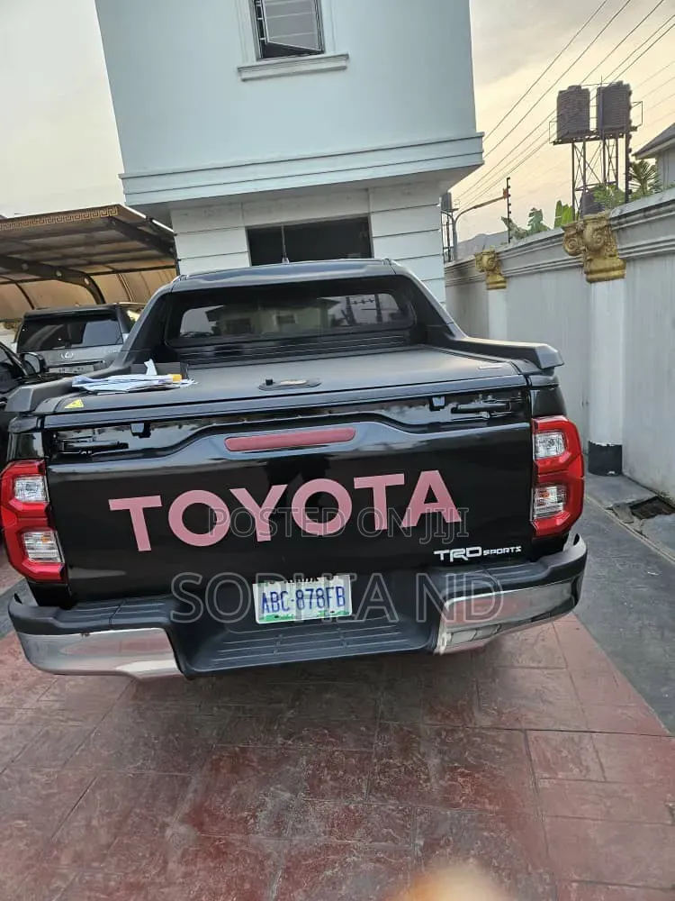Toyota Hilux 2022 Black