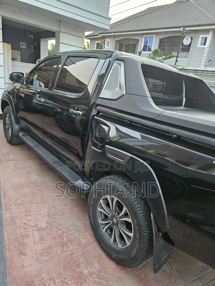 Toyota Hilux 2022 Black