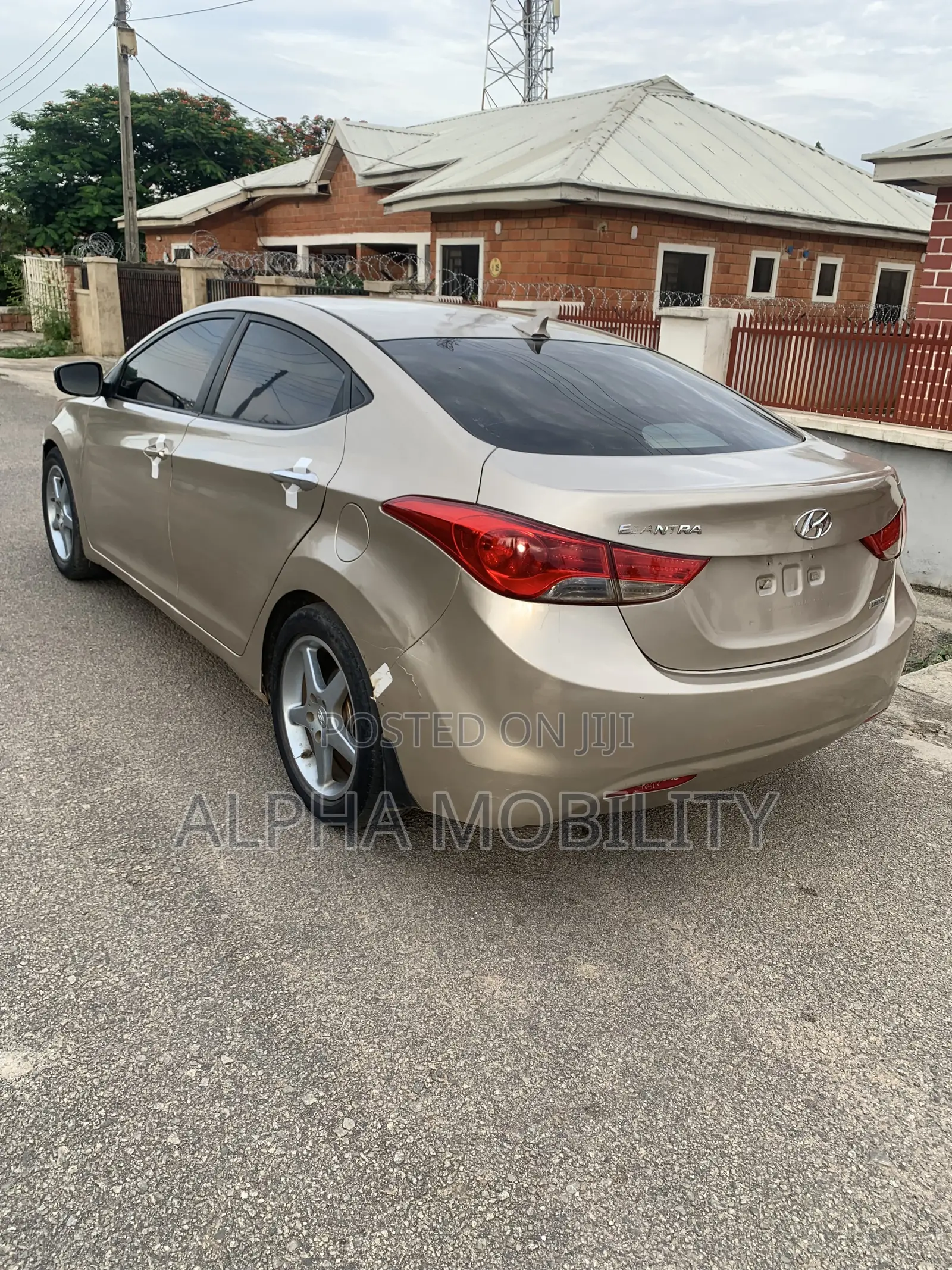Hyundai Elantra Limited 2011 Gold