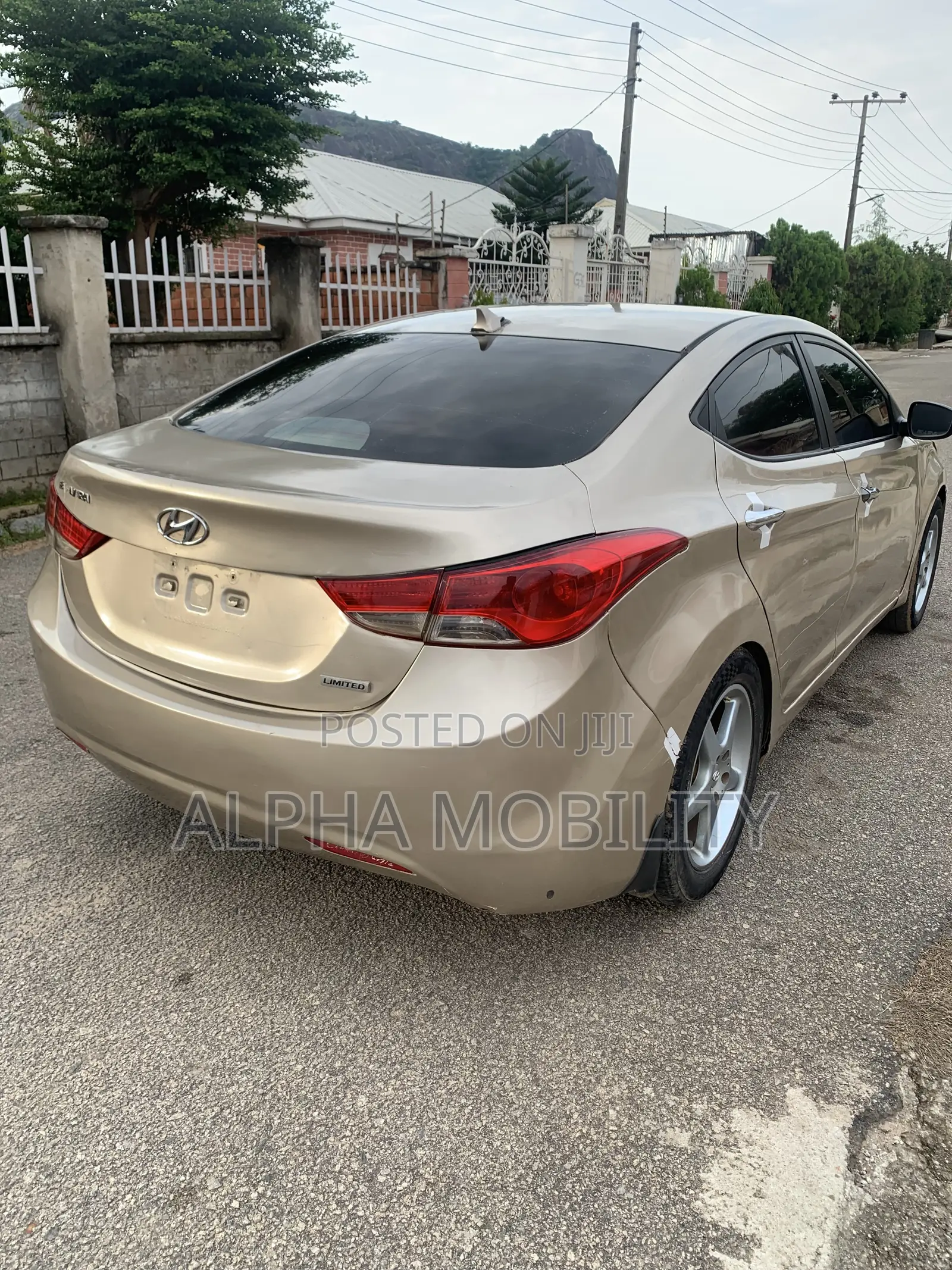 Hyundai Elantra Limited 2011 Gold