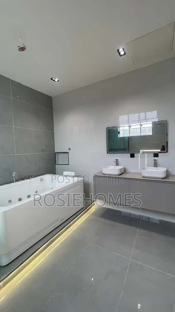 5bdrm Duplex in Osapa London for sale