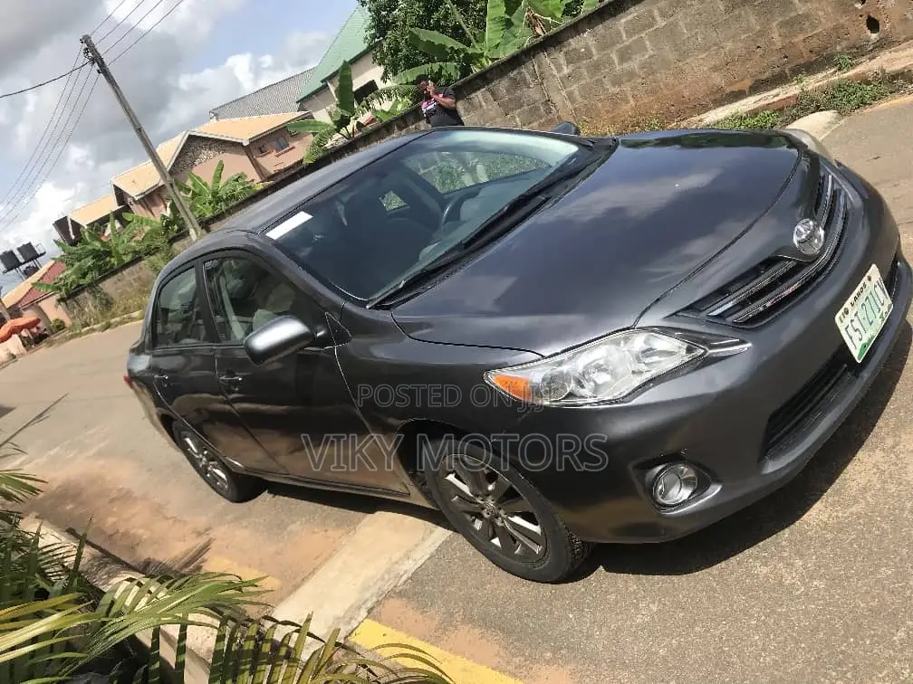 Toyota Corolla LE 4dr Sedan (1.8L 4cyl 4A) 2013 Gray